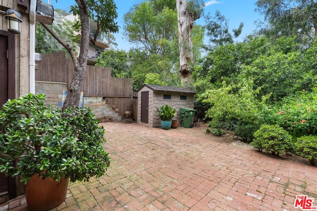 8868 Lookout Mountain Ave, Los Angeles CA  90046-1820 exterior