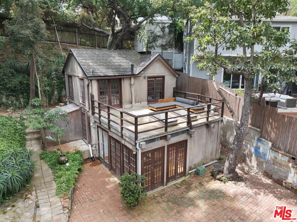 8868 Lookout Mountain Ave, Los Angeles CA  90046-1820 exterior