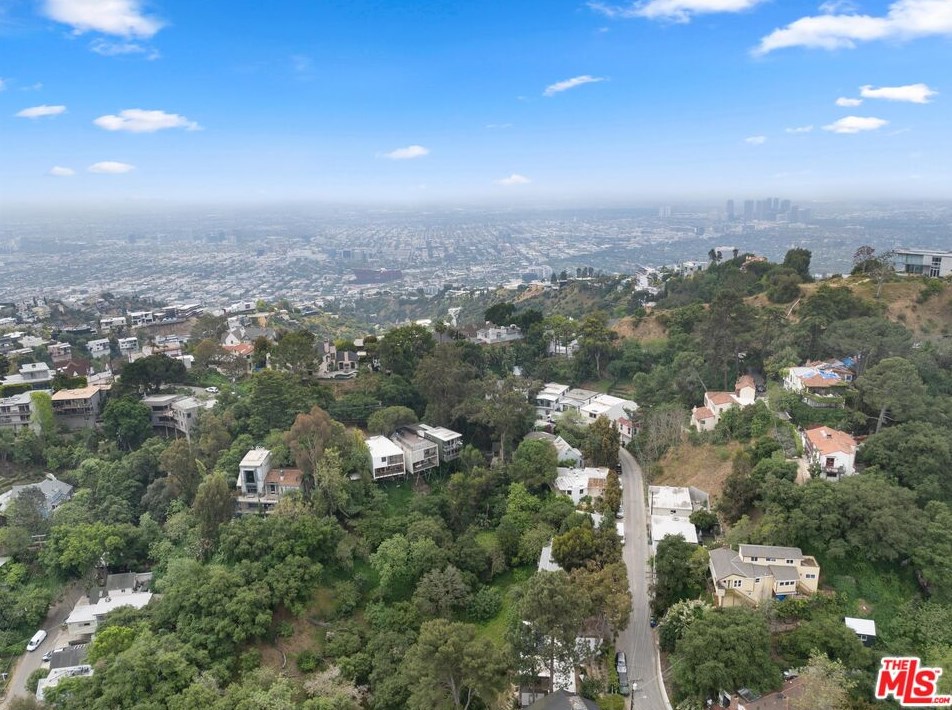 8868 Lookout Mountain Ave, Los Angeles CA  90046-1820 exterior