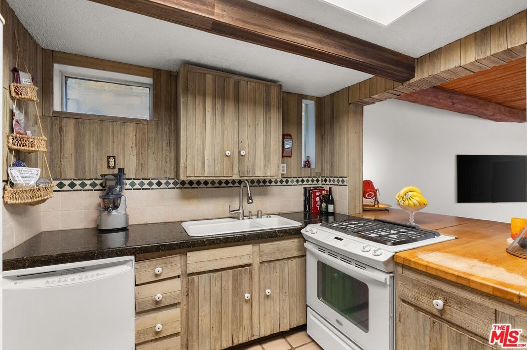 8868 Lookout Mountain Ave, Los Angeles CA  90046-1820 exterior