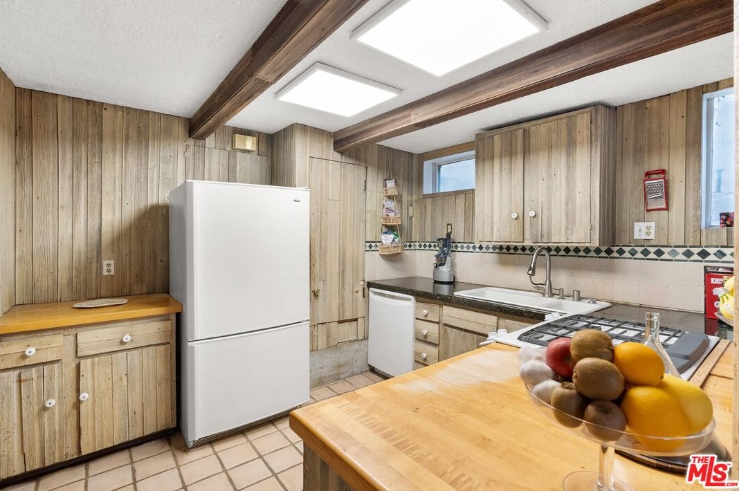 8868 Lookout Mountain Ave, Los Angeles CA  90046-1820 exterior