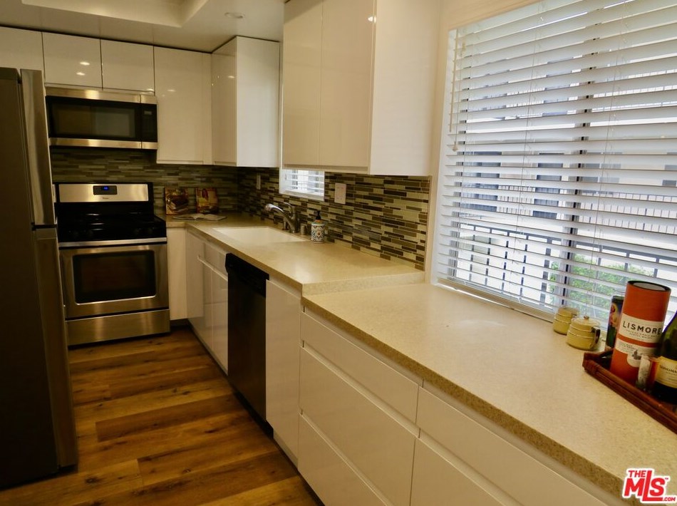 2320 Bentley Ave, Los Angeles CA  90064-1957 exterior