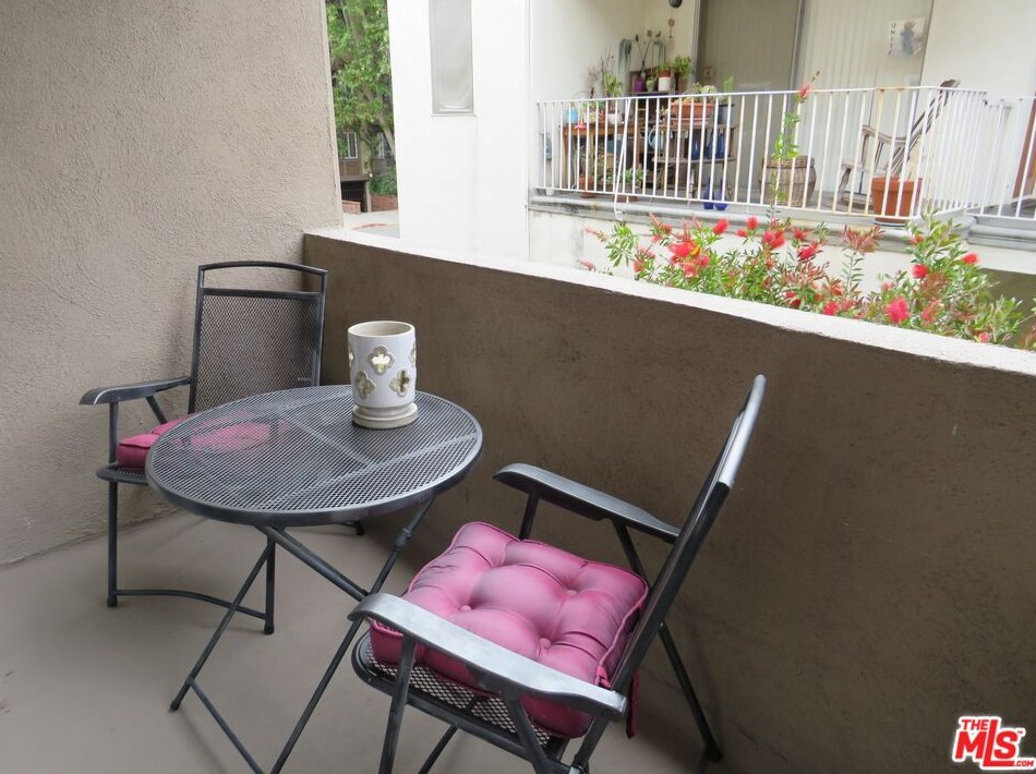 2320 Bentley Ave, Los Angeles CA  90064-3101 exterior