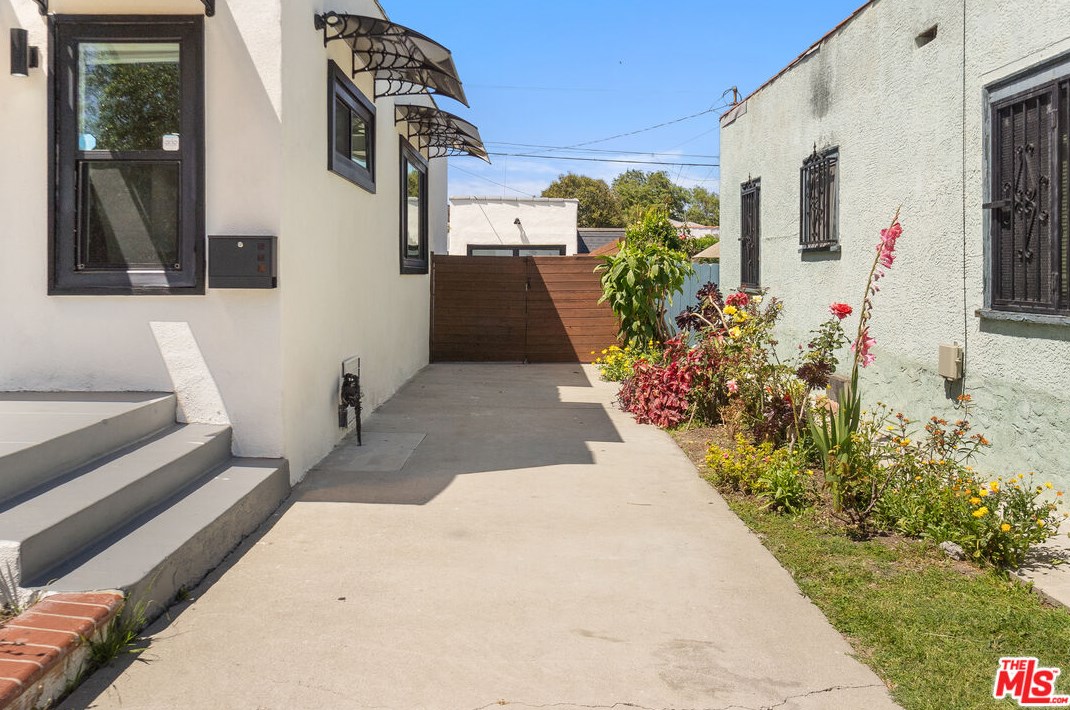 3201 59th Pl, Los Angeles CA  90043-3154 exterior