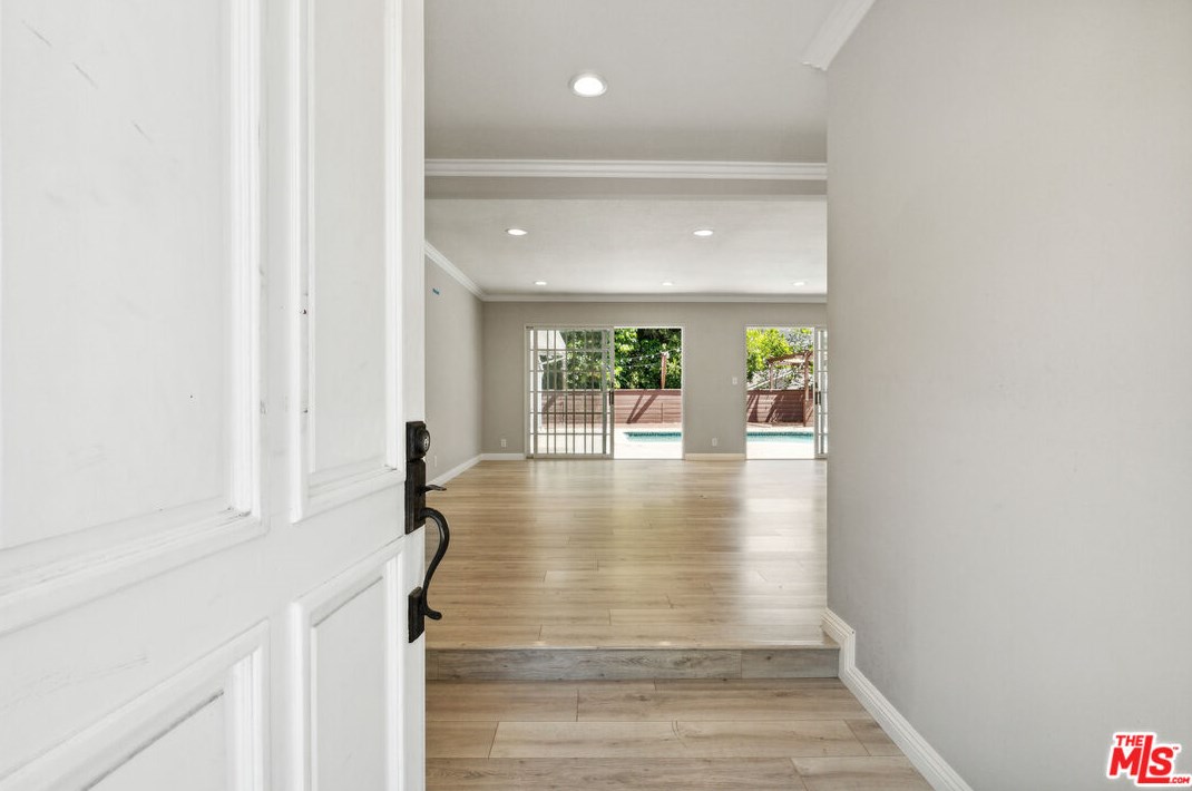 3709 Beechglen Dr, Glendale CA  91214-3238 exterior