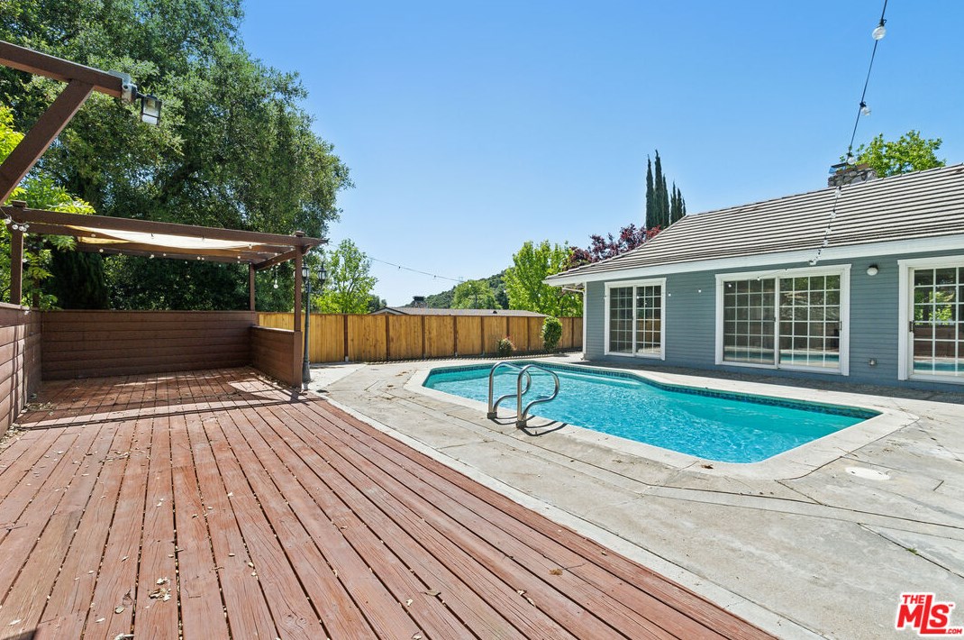 3709 Beechglen Dr, Glendale CA  91214-3238 exterior