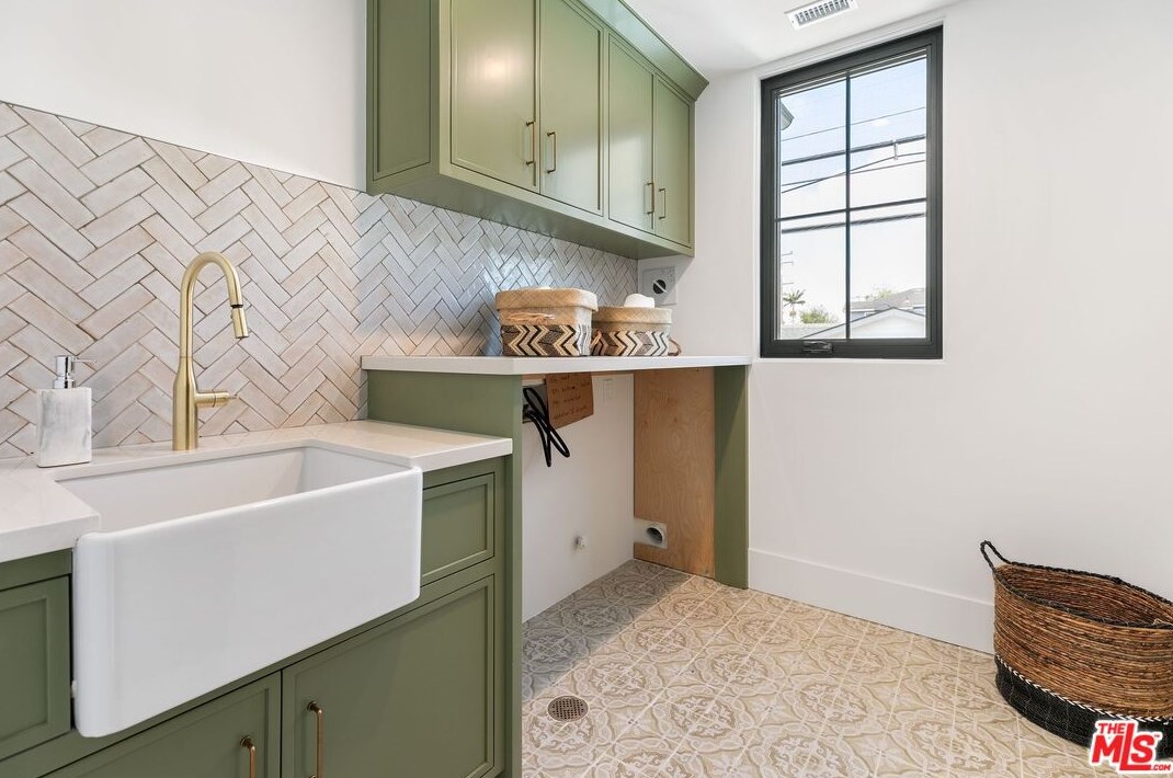 1760 11th St, Manhattan Beach CA  90266-6210 exterior