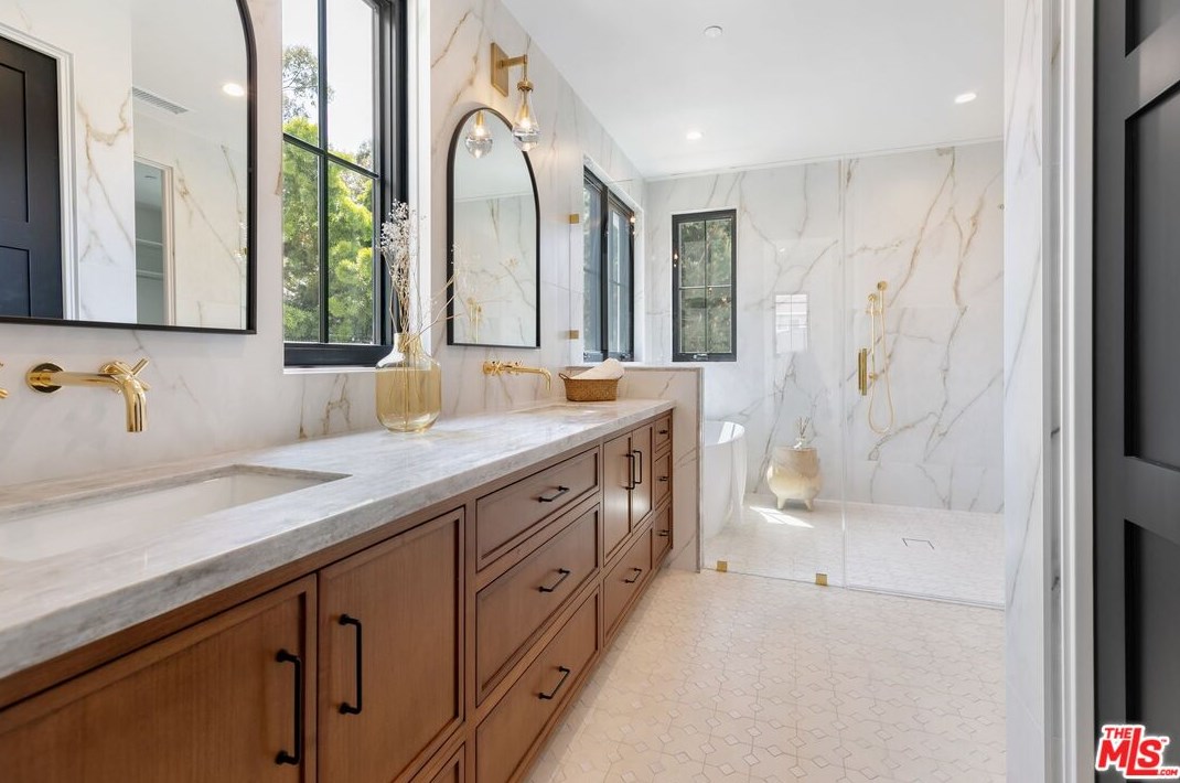 1760 11th St, Manhattan Beach CA  90266-6210 exterior