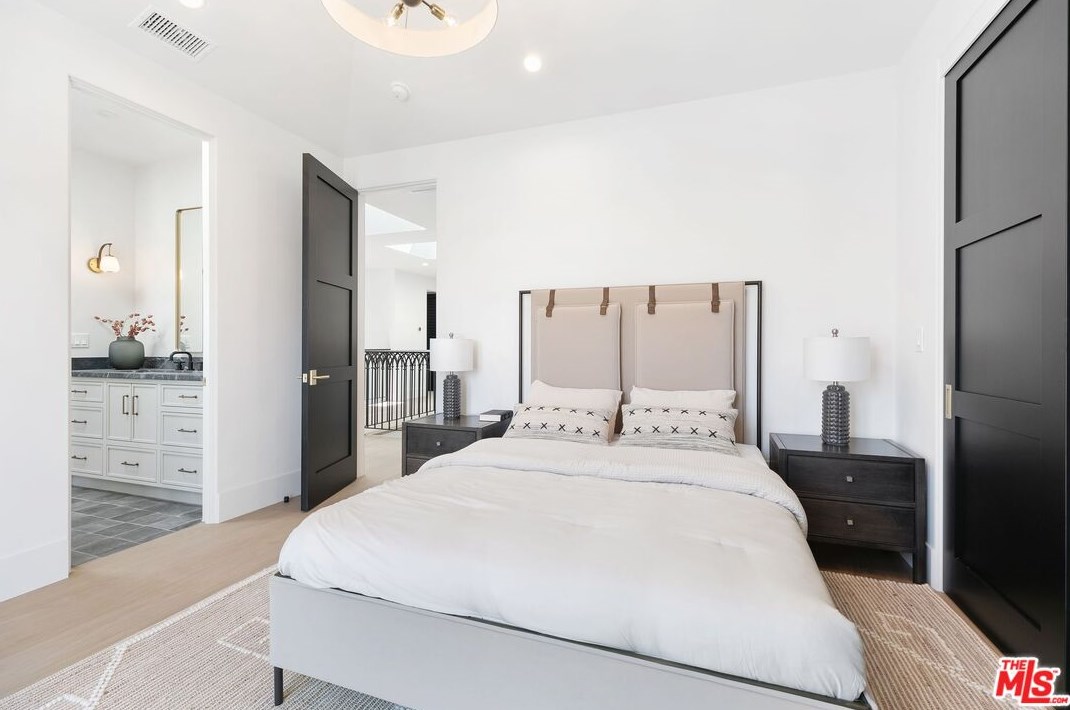 1760 11th St, Manhattan Beach CA  90266-6210 exterior