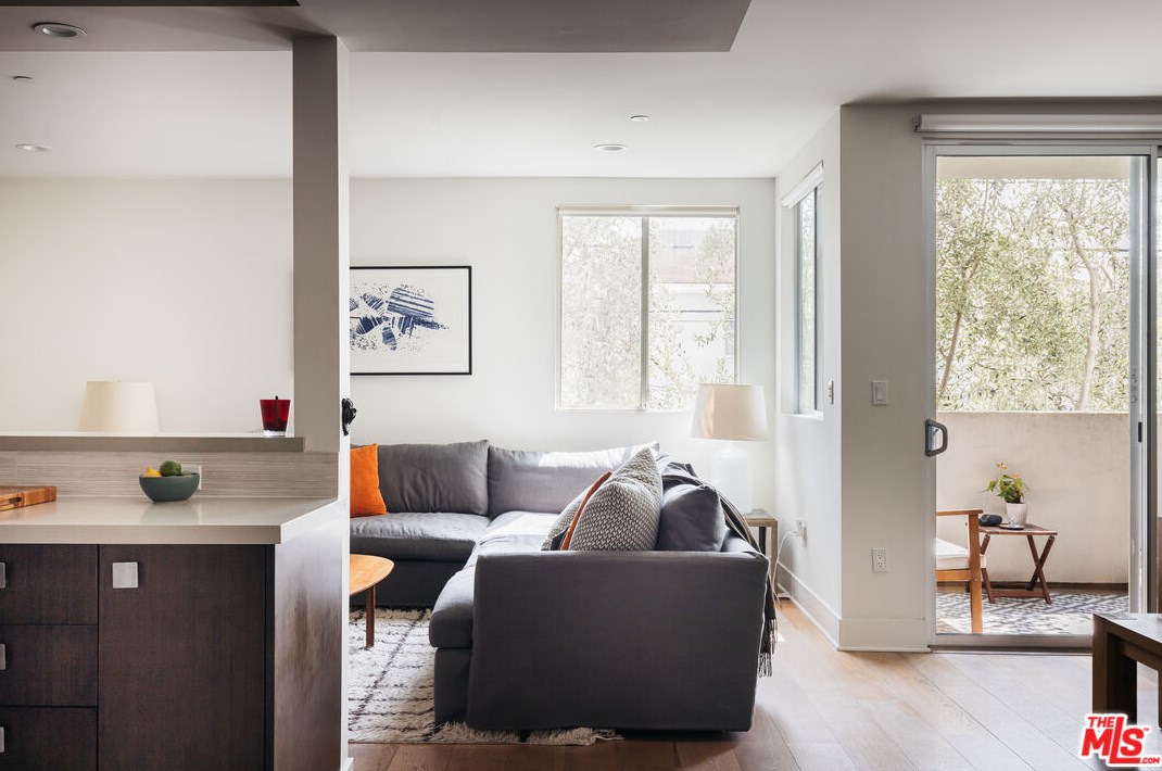 118 Kings Rd, Los Angeles CA  90048-2625 exterior