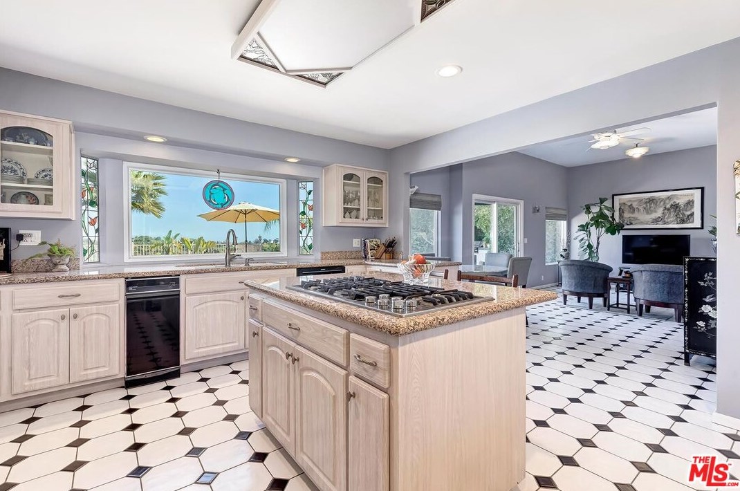 2721 Lake Hollywood Dr, Los Angeles CA  90068-1630 exterior