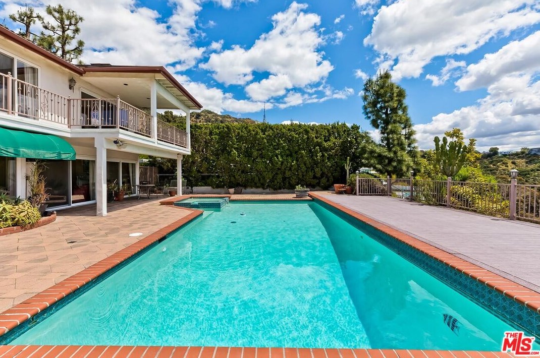 2721 Lake Hollywood Dr, Los Angeles CA  90068-1630 exterior