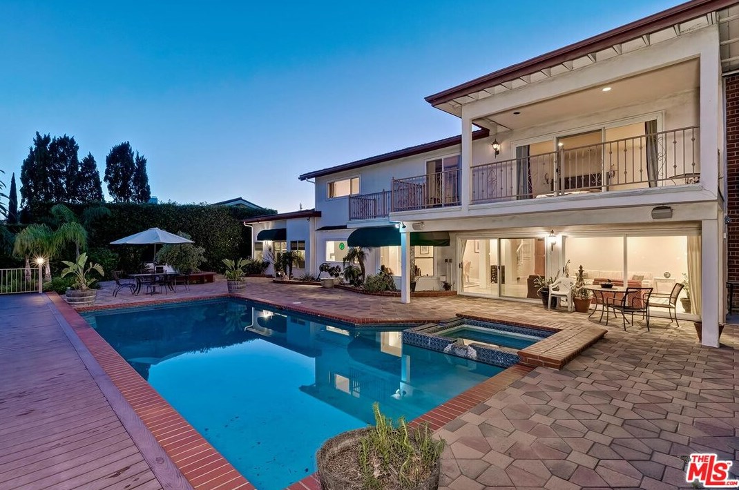 2721 Lake Hollywood Dr, Los Angeles CA  90068-1630 exterior