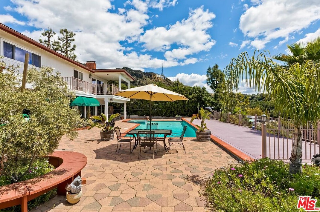 2721 Lake Hollywood Dr, Los Angeles CA  90068-1630 exterior