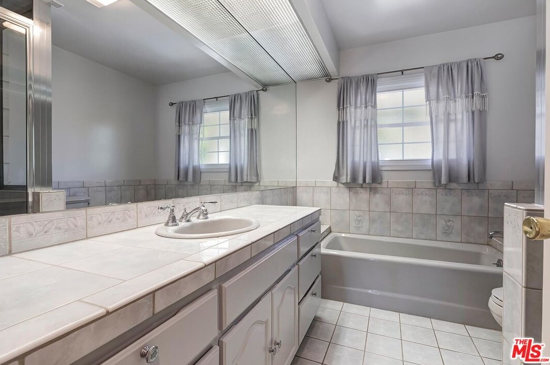 2721 Lake Hollywood Dr, Los Angeles CA  90068-1630 exterior