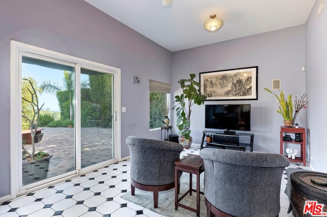 2721 Lake Hollywood Dr, Los Angeles CA  90068-1630 exterior