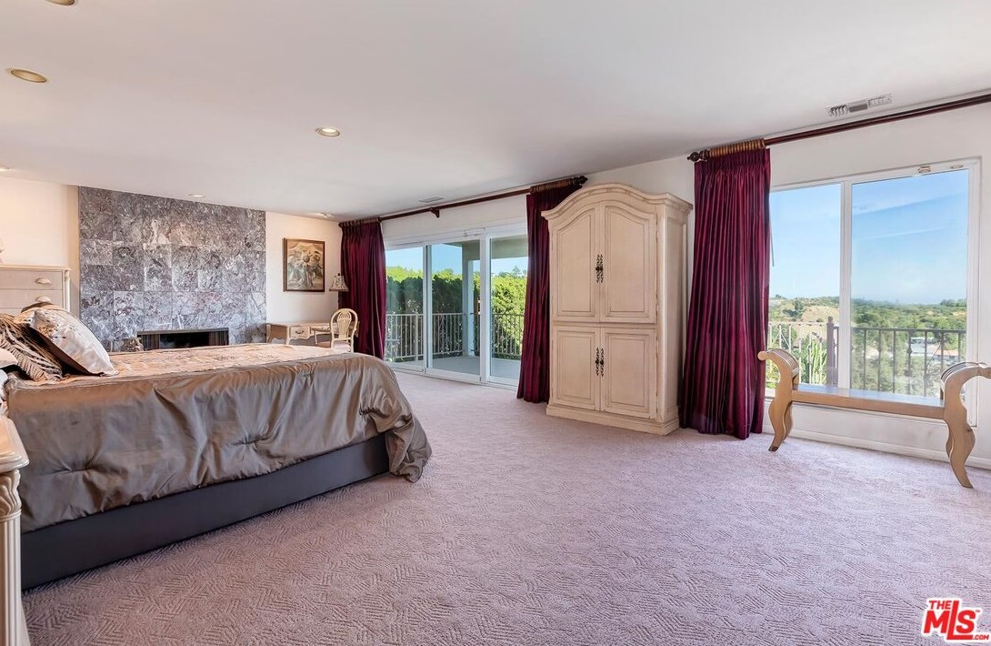 2721 Lake Hollywood Dr, Los Angeles CA  90068-1630 exterior