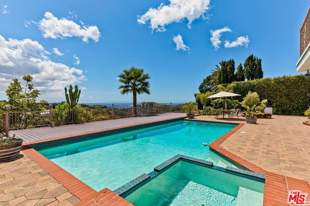 2721 Lake Hollywood Dr, Los Angeles CA  90068-1630 exterior