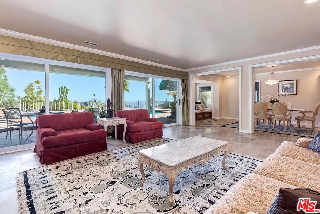 2721 Lake Hollywood Dr, Los Angeles CA  90068-1630 exterior
