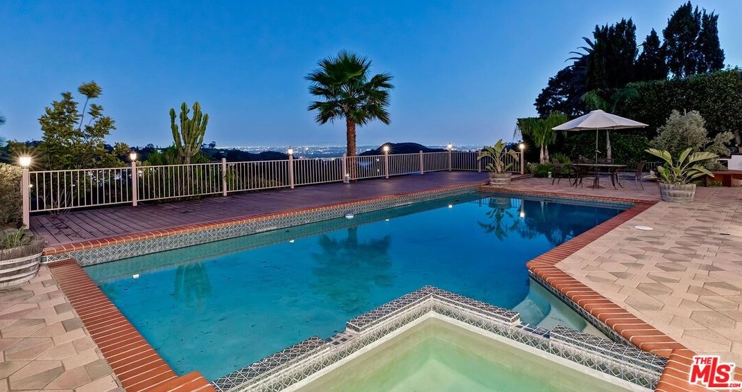 2721 Lake Hollywood Dr, Los Angeles CA  90068-1630 exterior