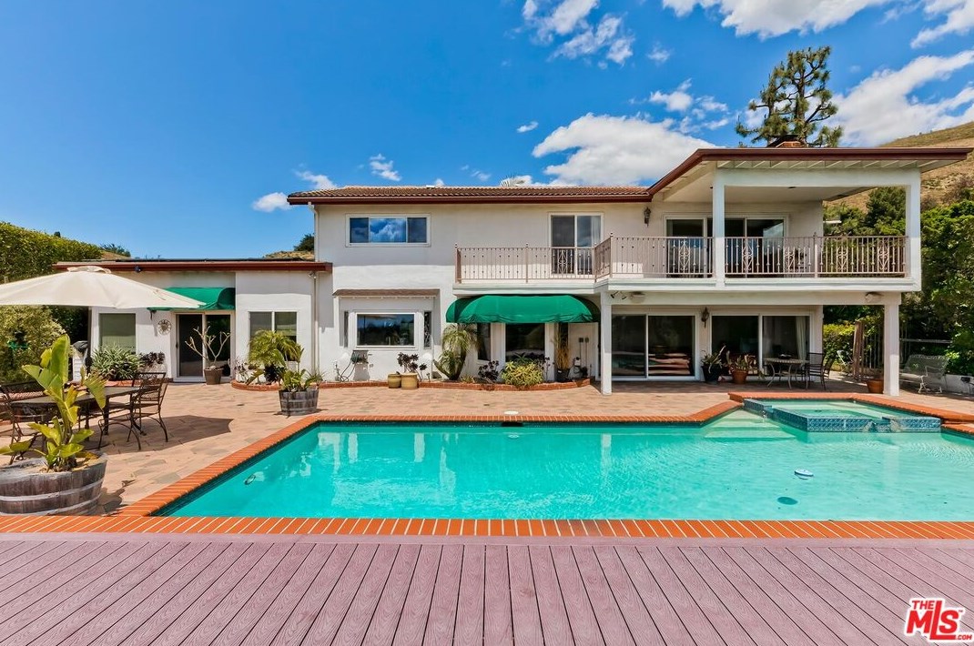 2721 Lake Hollywood Dr, Los Angeles CA  90068-1630 exterior