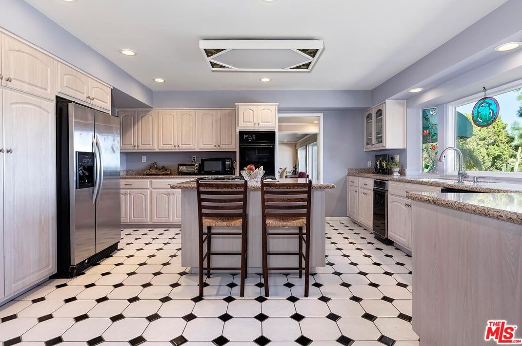 2721 Lake Hollywood Dr, Los Angeles CA  90068-1630 exterior