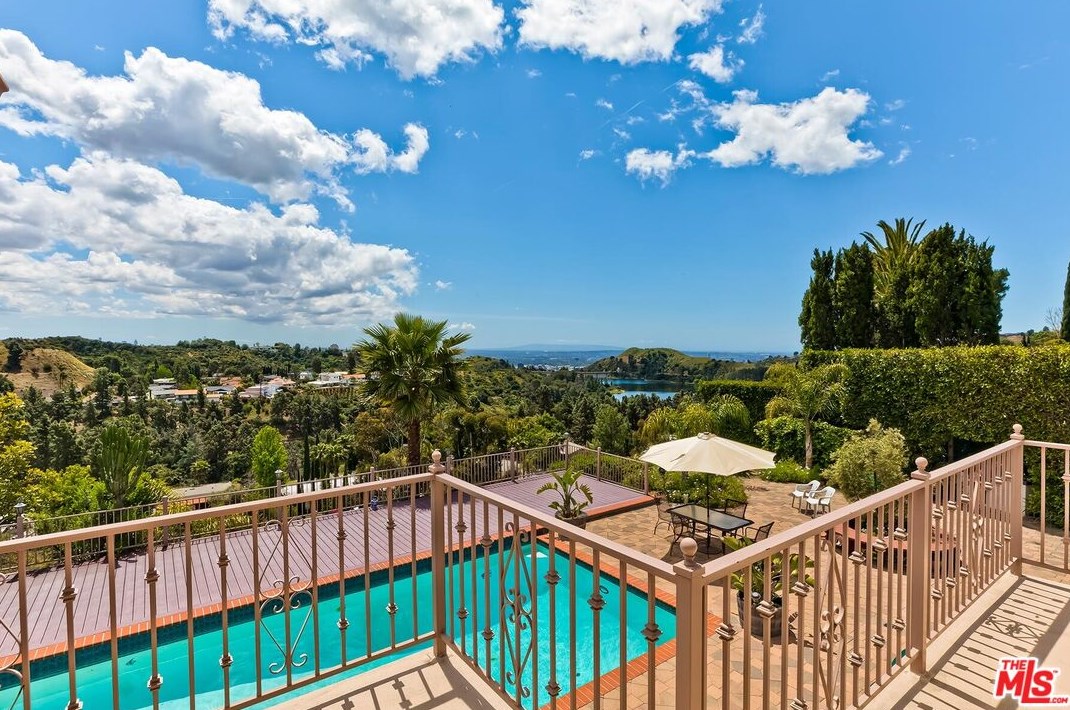 2721 Lake Hollywood Dr, Los Angeles CA  90068-1630 exterior