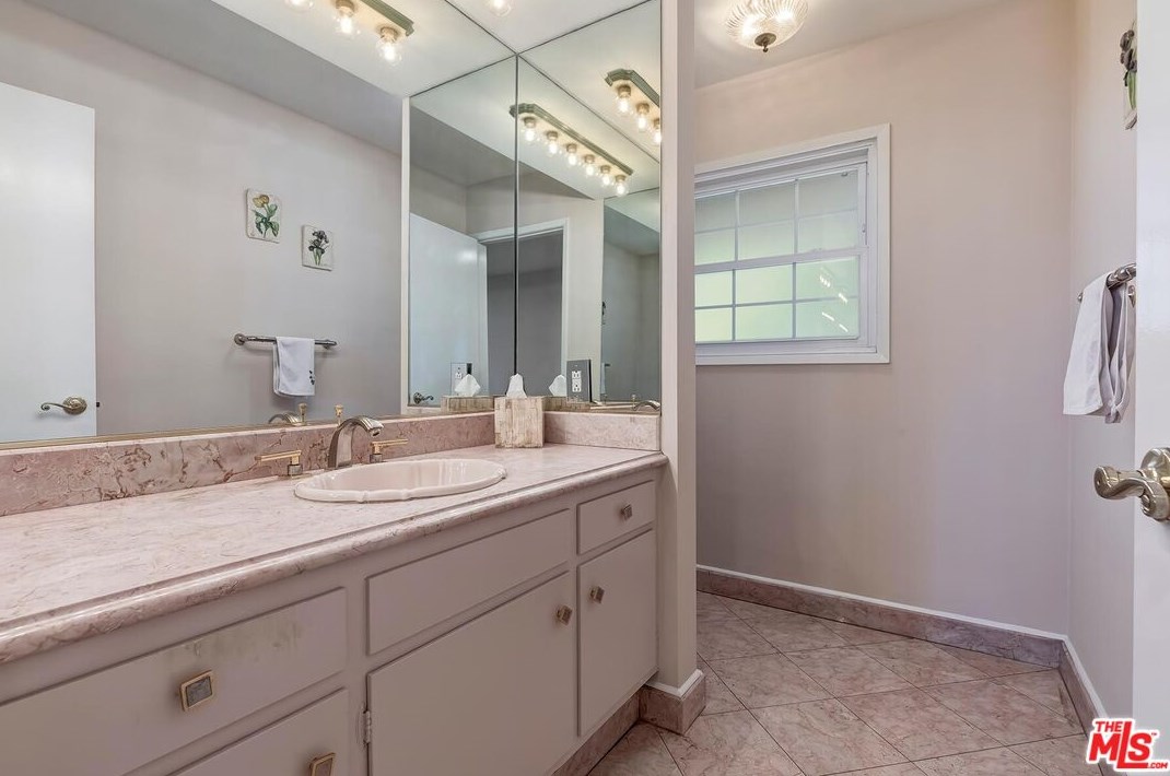 2721 Lake Hollywood Dr, Los Angeles CA  90068-1630 exterior