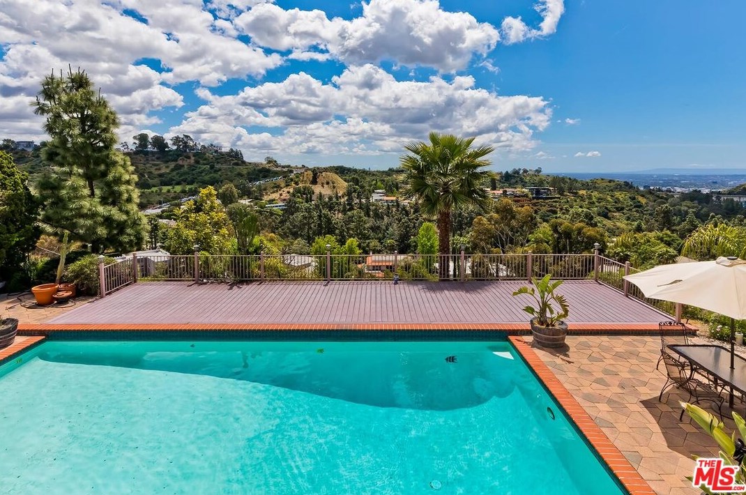 2721 Lake Hollywood Dr, Los Angeles CA  90068-1630 exterior