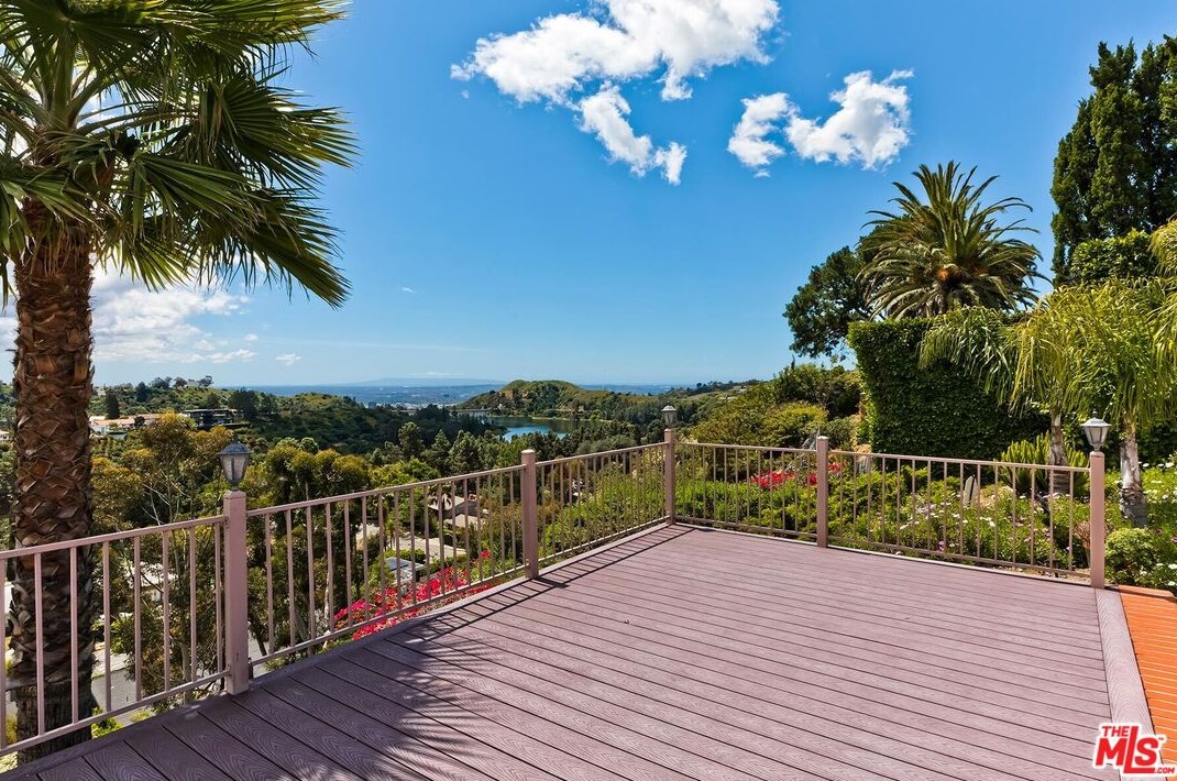 2721 Lake Hollywood Dr, Los Angeles CA  90068-1630 exterior