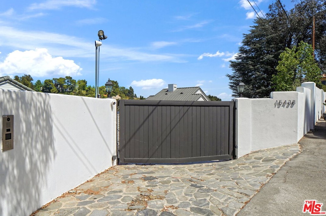 15438 Mulholland Dr, Los Angeles CA  90077-1625 exterior