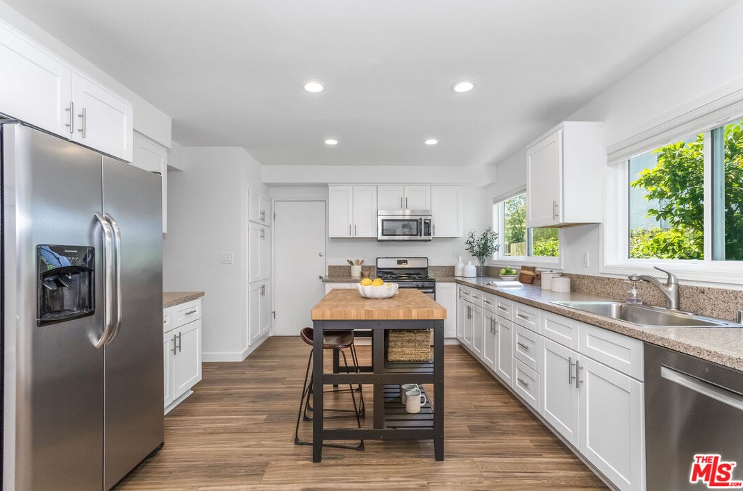 5932 Colbath Ave, Van Nuys CA  91401-4326 exterior