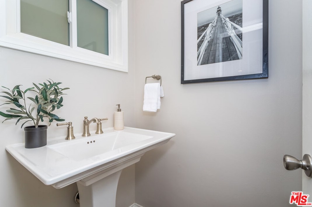 5932 Colbath Ave, Van Nuys CA  91401-4326 exterior