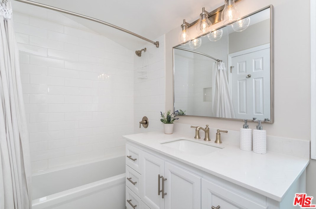 5932 Colbath Ave, Van Nuys CA  91401-4326 exterior