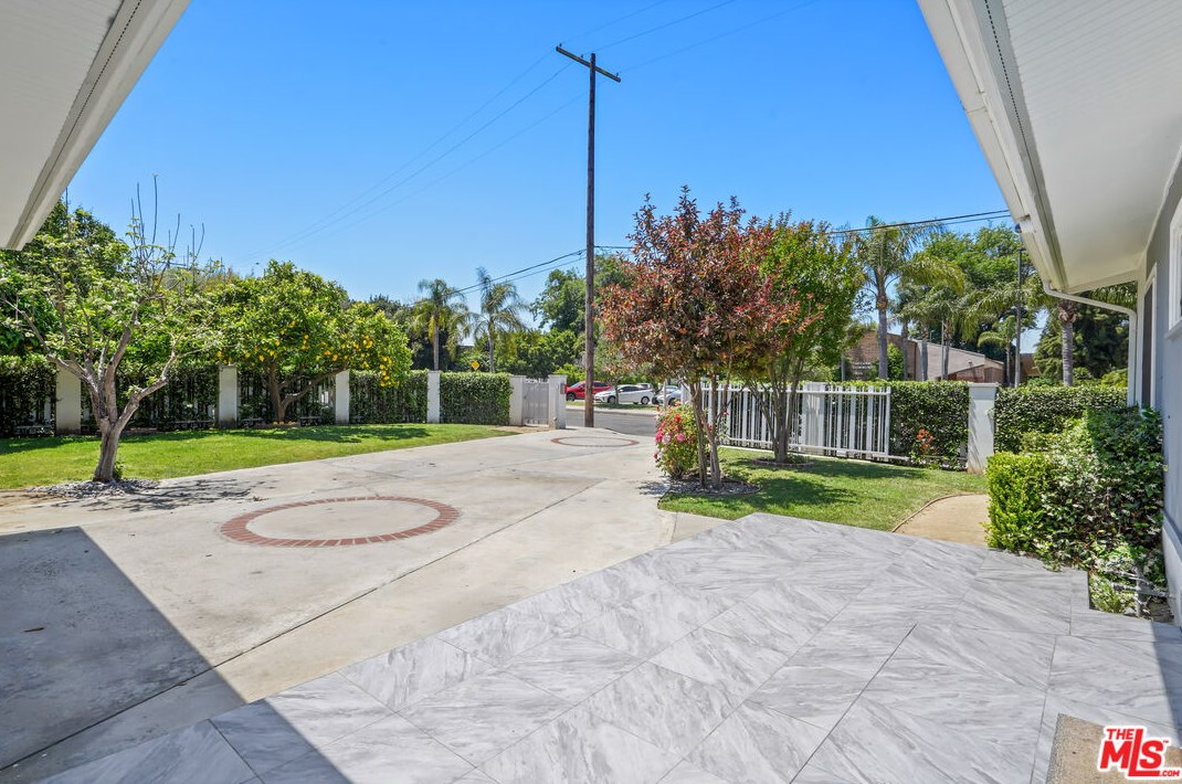 19123 Collins St, Los Angeles CA  91356-1210 exterior