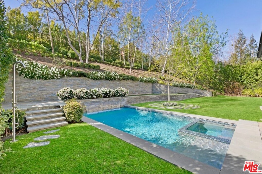 250 Garden Dr, Thousand Oaks CA 91361-5085 exterior