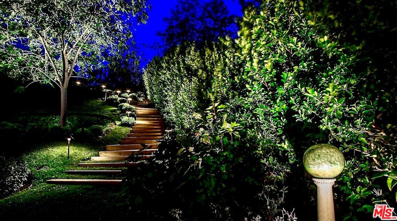 250 Garden Dr, Thousand Oaks CA 91361-5085 exterior