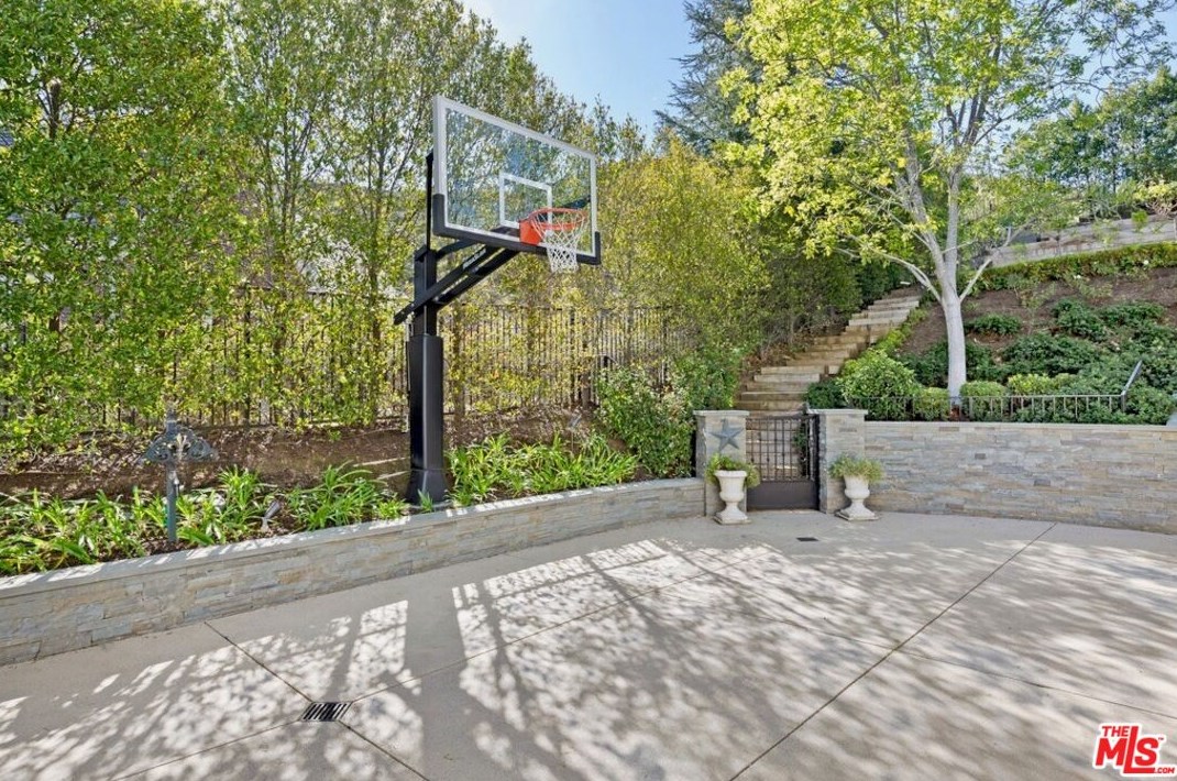 250 Garden Dr, Thousand Oaks CA 91361-5085 exterior