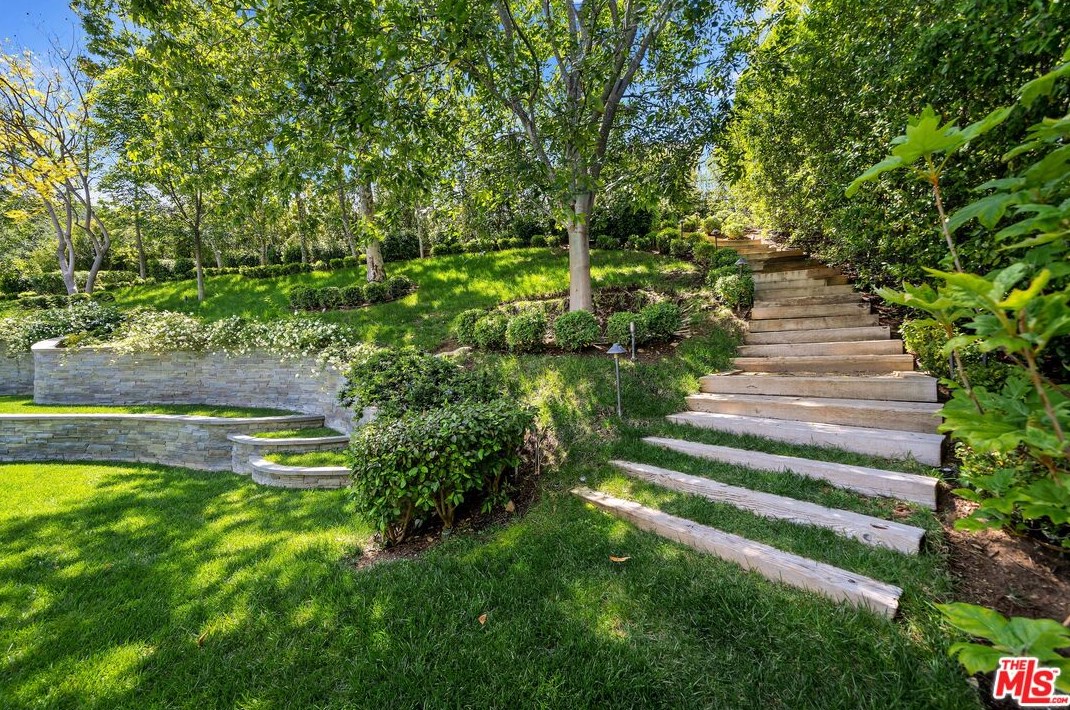 250 Garden Dr, Thousand Oaks CA 91361-5085 exterior