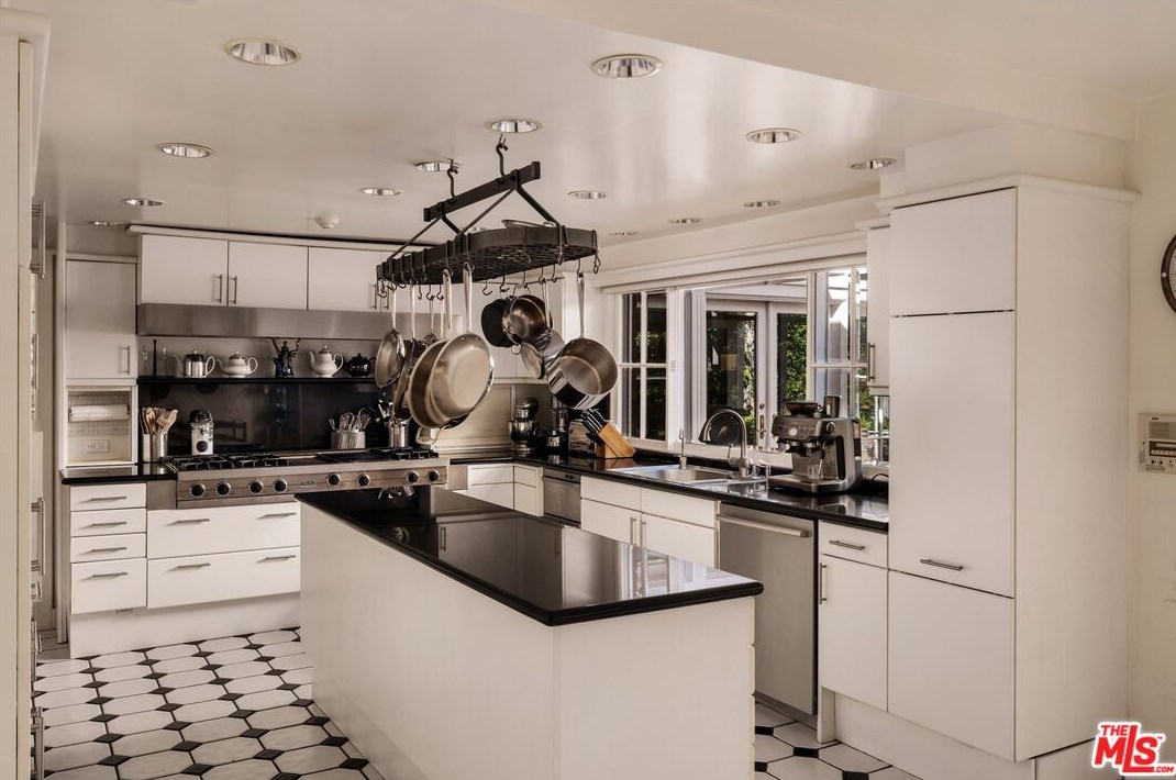15524 Collina Strada, Los Angeles CA  90077-1514 exterior