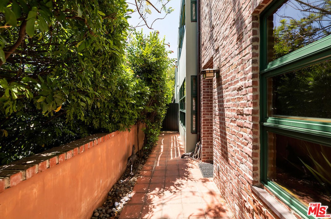 2323 Beverly Glen Blvd, Los Angeles CA  90064-2449 exterior