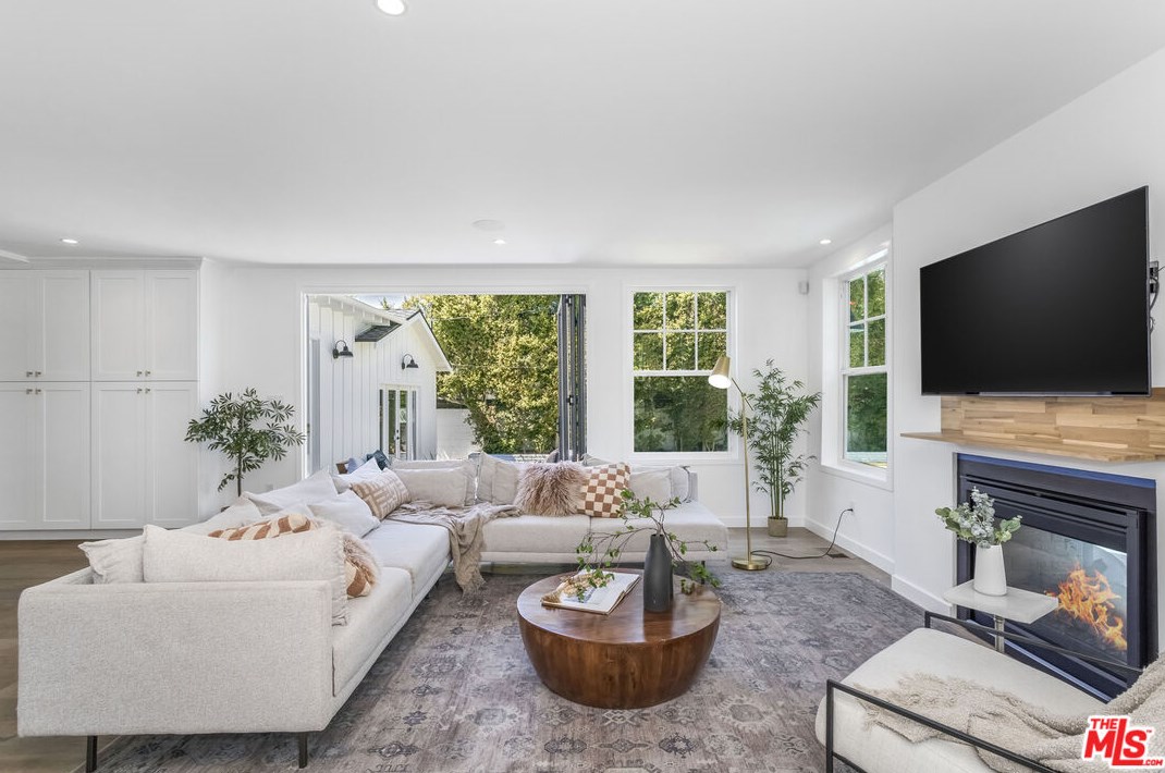 4836 Placidia Ave, North Hollywood CA  91601-4834 exterior