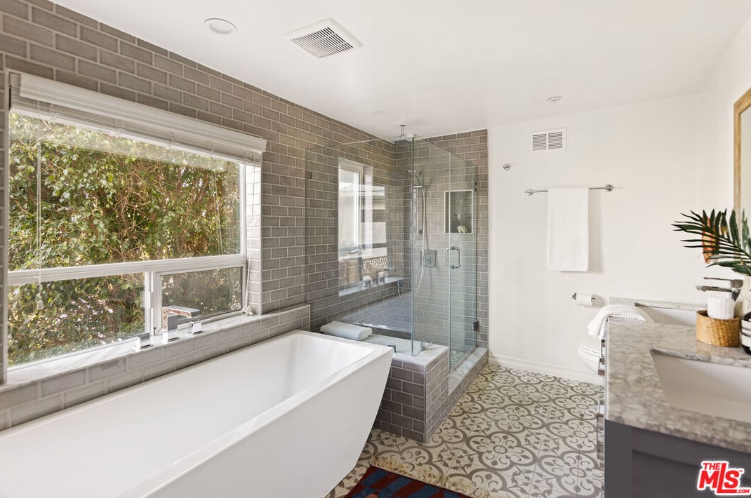 2435 Lyric Ave, Los Angeles CA  90027-4654 exterior