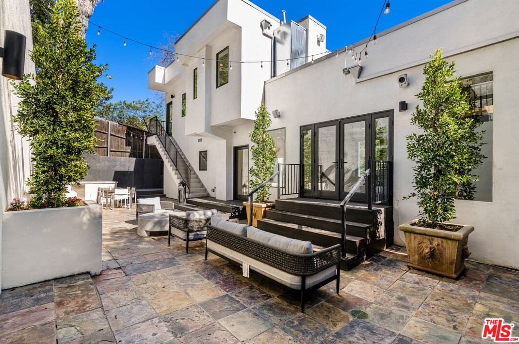 8729 Wonderland Ave, Los Angeles CA  90046-1849 exterior