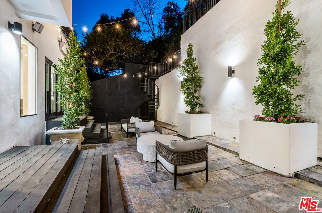 8729 Wonderland Ave, Los Angeles CA  90046-1849 exterior