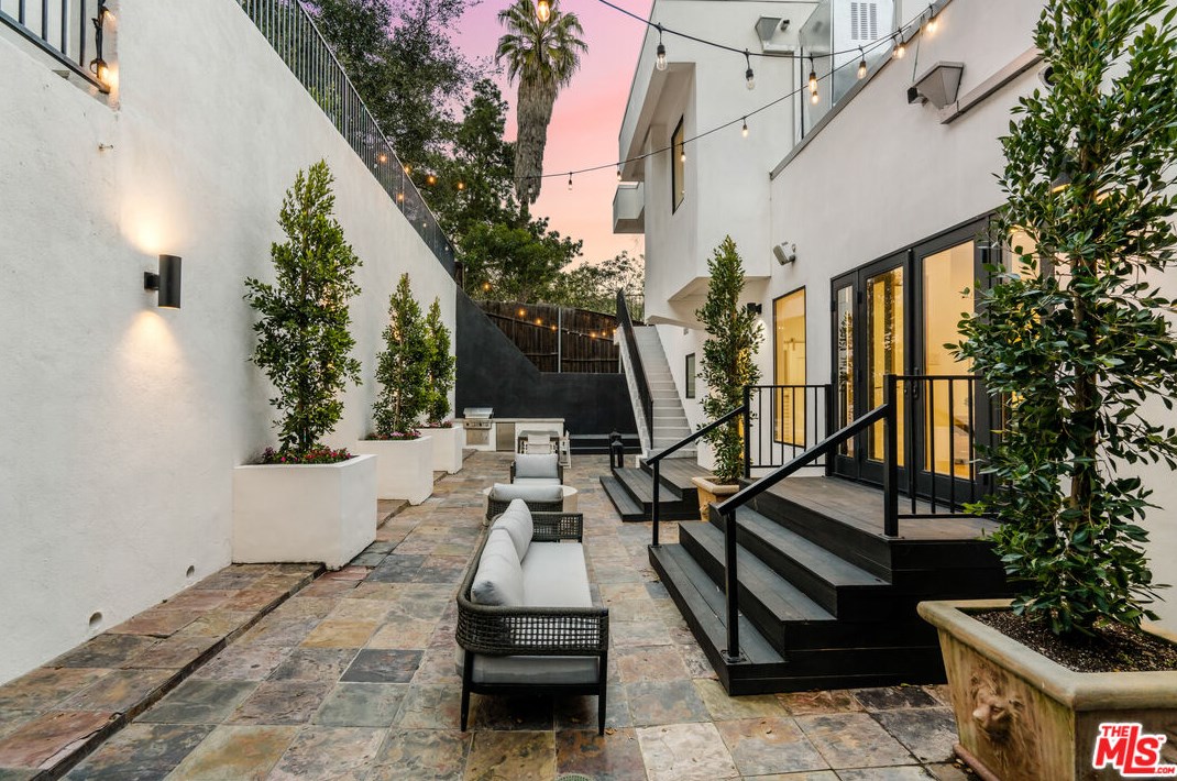8729 Wonderland Ave, Los Angeles CA  90046-1849 exterior
