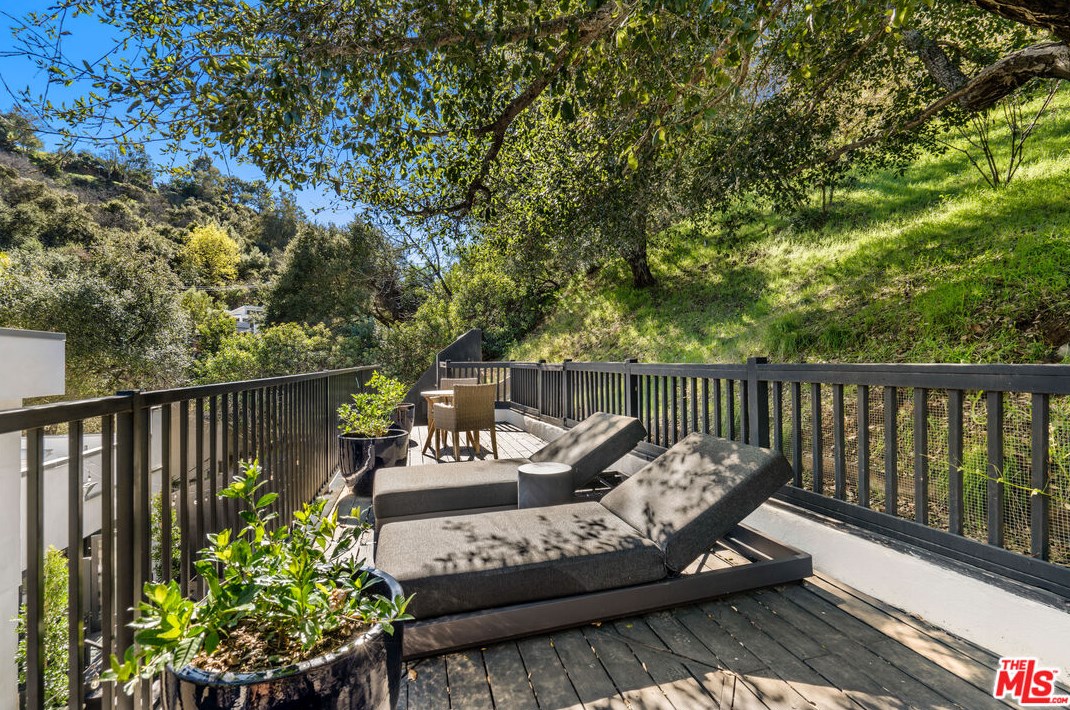 8729 Wonderland Ave, Los Angeles CA  90046-1849 exterior