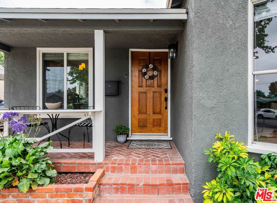 6445 Yarmouth Ave, Los Angeles CA  91335-6215 exterior