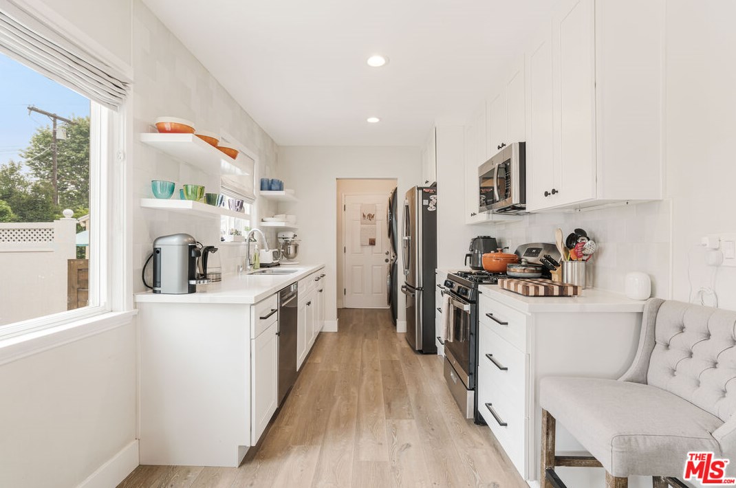 6445 Yarmouth Ave, Los Angeles CA  91335-6215 exterior