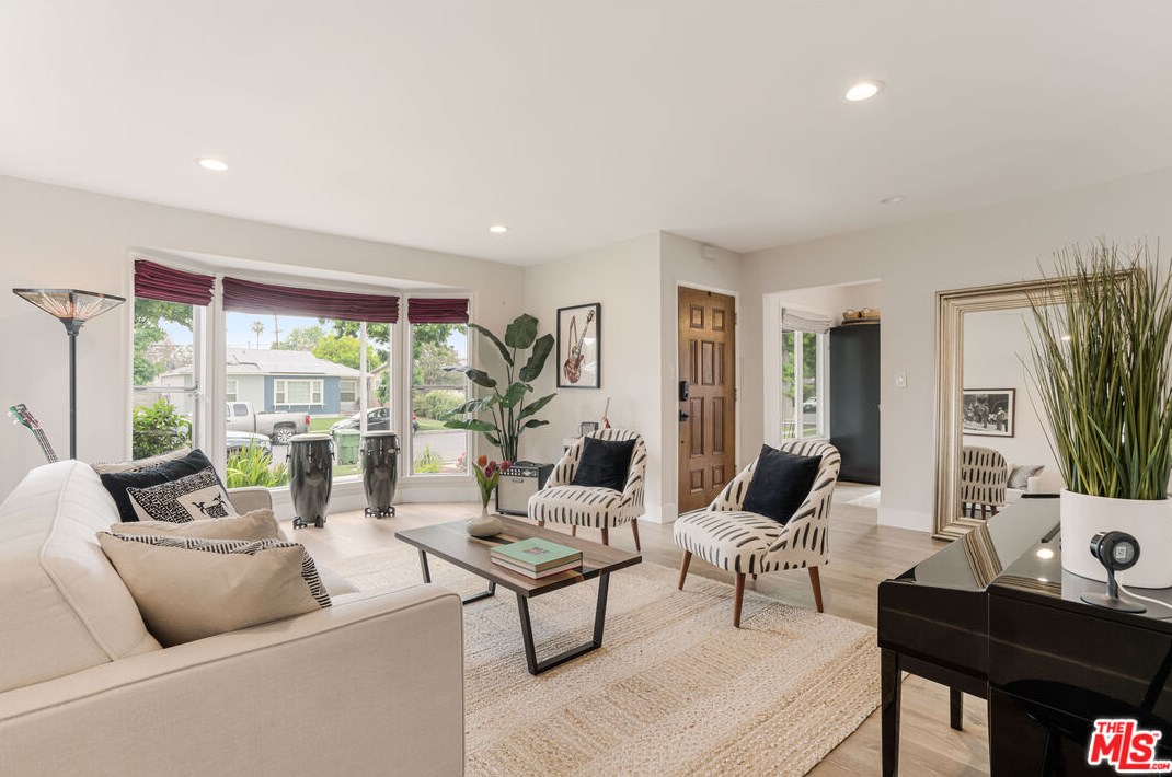 6445 Yarmouth Ave, Los Angeles CA  91335-6215 exterior